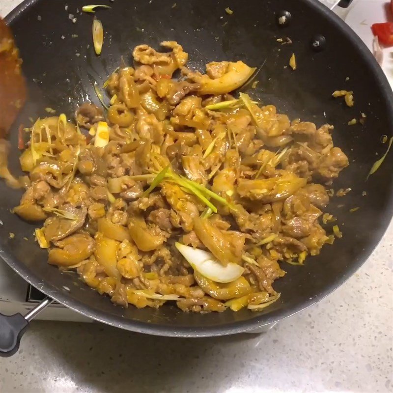 Thịt lợn rừng đang được xào trên chảo với sả ớt