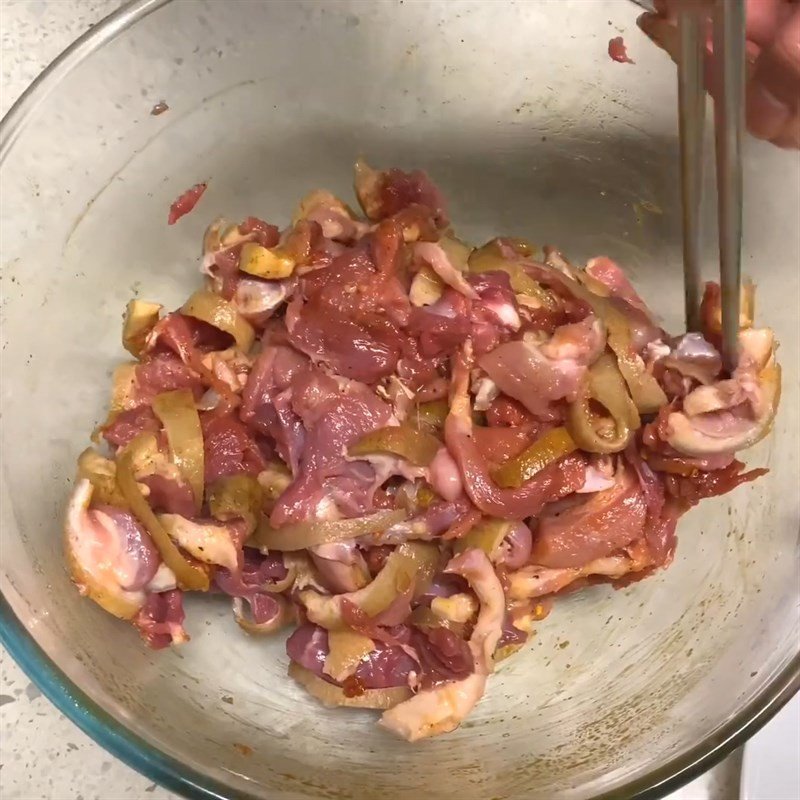 Thịt lợn rừng được tẩm ướp đậm đà gia vị