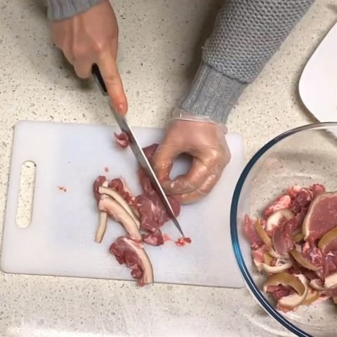 Thịt lợn rừng tươi được thái lát mỏng