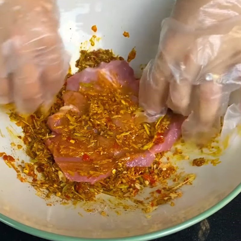 Thịt lợn thấm gia vị trước khi làm khô