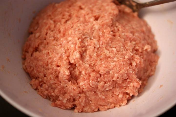 Thịt lợn xay được trộn gia vị chuẩn bị làm chả