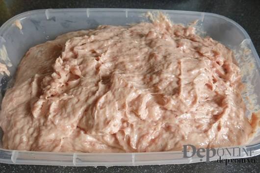 Thịt lợn xay sau khi được quết trong máy, có độ mịn dẻo