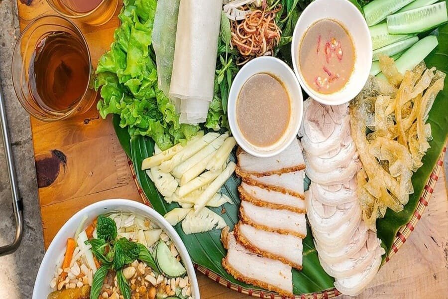 Thịt luộc cuốn bánh tráng với thịt ba chỉ và rau sống tươi