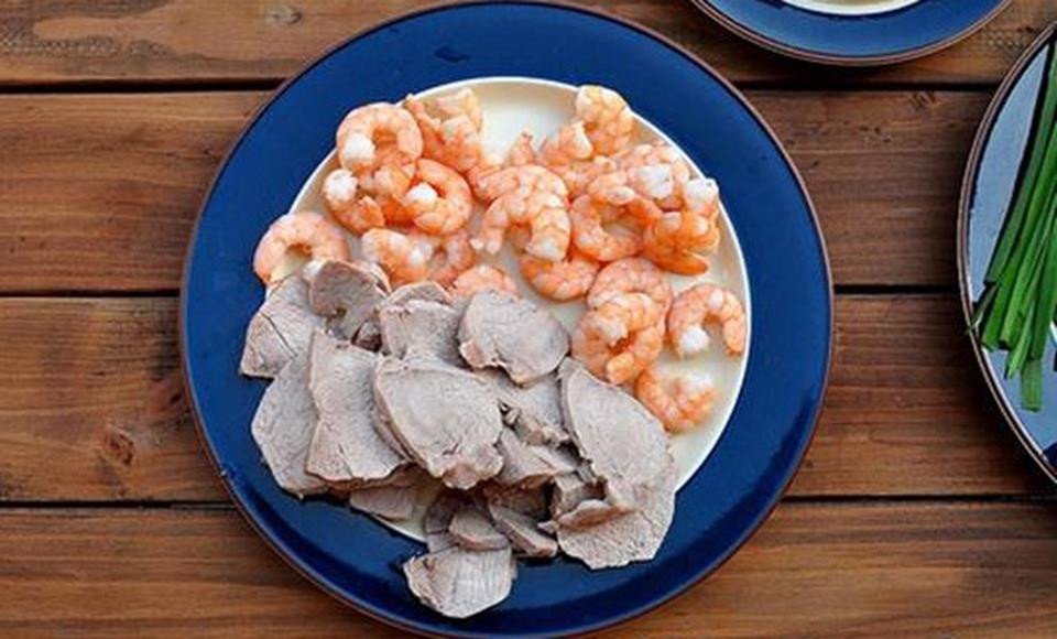 Thịt luộc thái mỏng, tôm đã hấp chín và rau sống đã sơ chế chuẩn bị cuốn gỏi cuốn