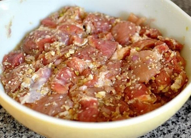 Thịt mông sấn ướp sả ớt cay nồng, bí quyết cho món thịt nướng sả thơm ngon khó cưỡng