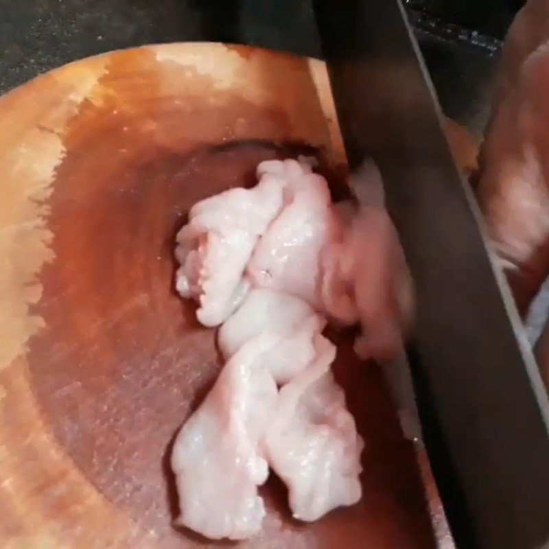 Thịt nạc được thái lát mỏng để làm nem