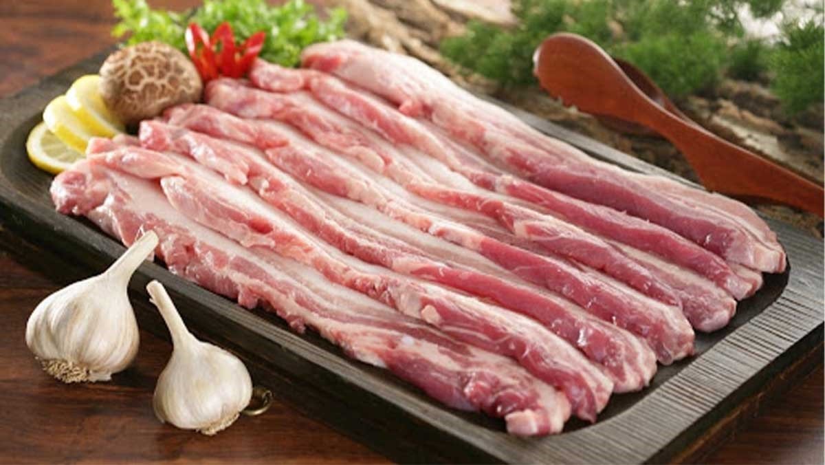 Thịt nạc và bì lợn thái sợi mỏng chuẩn bị trộn nem thính