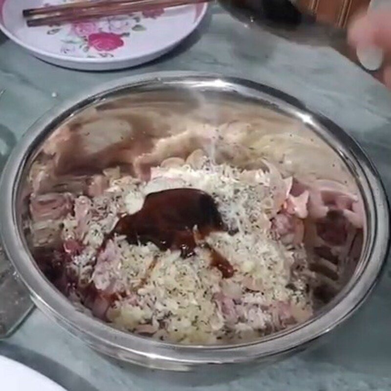 Thịt nai đã thái lát và ướp gia vị