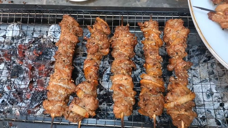 Thịt nai đang được nướng trên vỉ than hồng