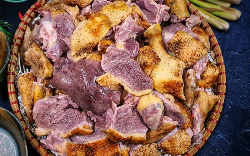 Thịt ngan đã chặt để chuẩn bị ướp giả cầy