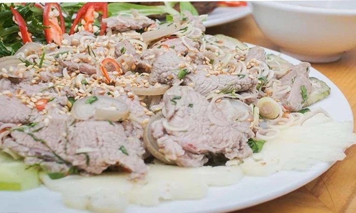 Thịt ngựa hấp bia nóng hổi, thơm ngon trình bày đẹp mắt