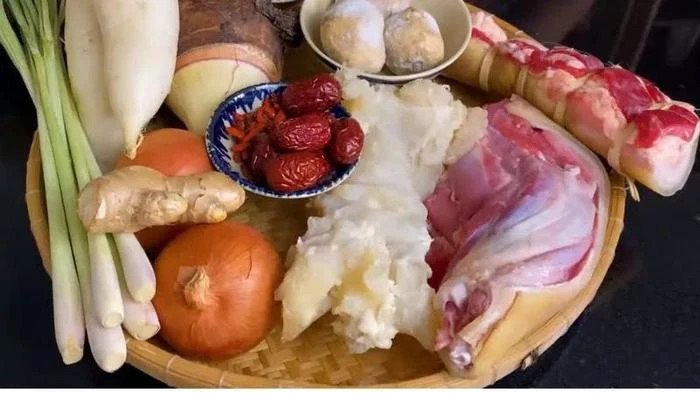 Thịt ngựa tươi là nguyên liệu chính và quan trọng nhất trong món ăn này