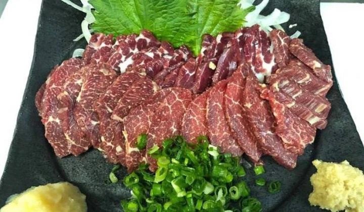 Thịt ngựa tươi, miếng thịt đỏ đậm, là thành phần chính của món xào rau răm