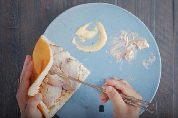 Thịt nướng đậm đà cùng rau củ tươi xanh được xếp gọn gàng vào vỏ bánh mì Thổ Nhĩ Kỳ