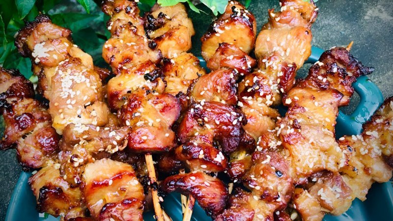 Cách Làm Thịt Nướng Kim Tiền Thơm Lừng, Chuẩn Vị Gia Đình thịt nướng kim tiền đã nướng chín vàng ươm trên đĩa