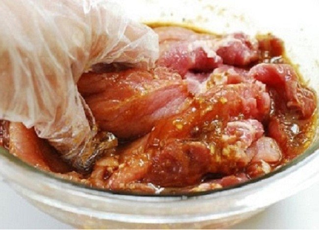 Thịt nướng truyền thống đang được ướp với gia vị hành tỏi đậm đà