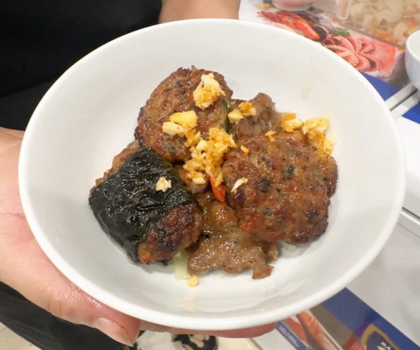 Thịt nướng vàng ươm và chả viên chiên vàng, thơm ngon, đậm đà