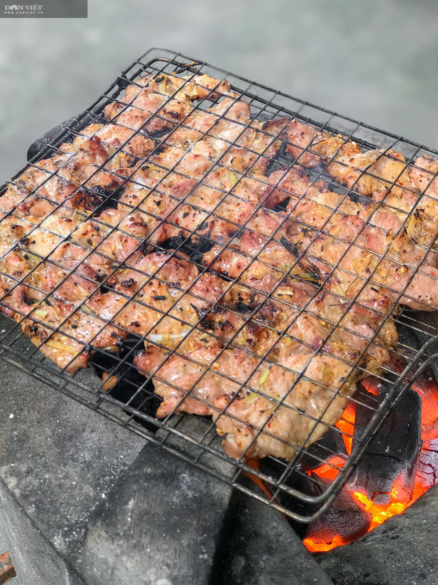 Thịt sau khi ướp gia vị đang ngấm đều hương vị trong bát lớn