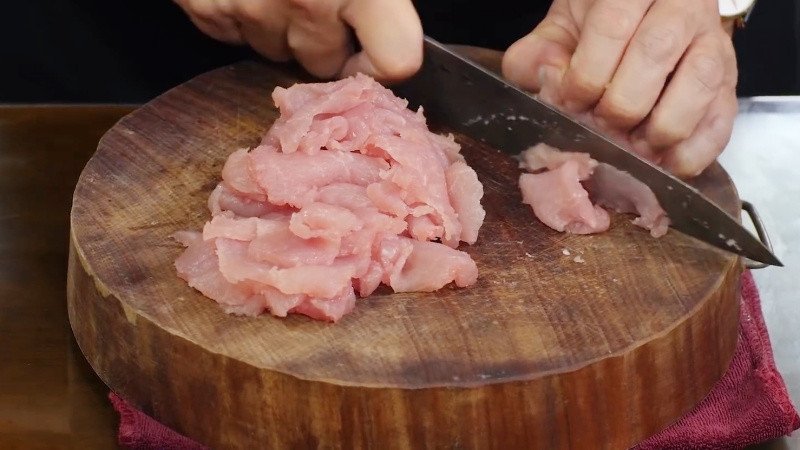 thịt thăn và mỡ heo đã thái mỏng để chuẩn bị cho cách làm thịt nướng kim tiền