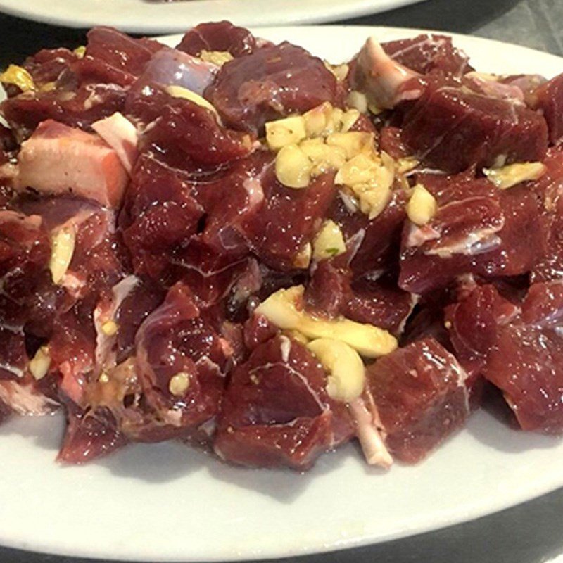 Thịt trâu đang được ướp gia vị đậm đà