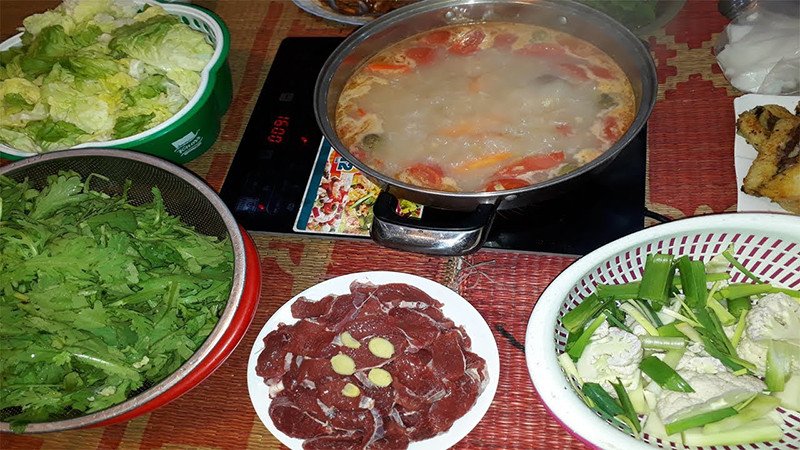 Thịt trâu nhúng mẻ đã hoàn thành, bày ra bàn ăn hấp dẫn