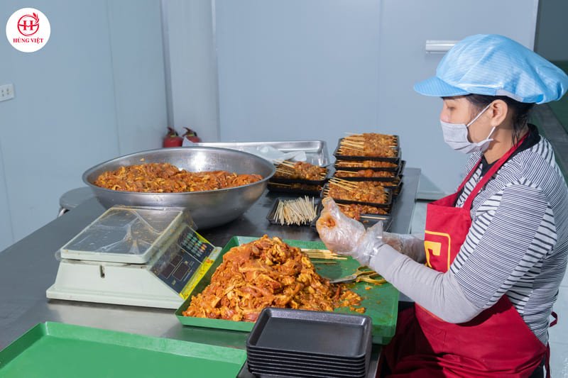 Thịt tươi ngon được lựa chọn kỹ càng, đảm bảo chất lượng cho món thịt xiên nướng