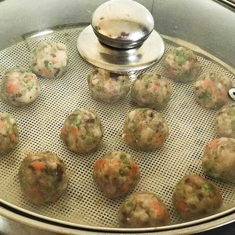 Thịt Viên Bao Nhiêu Calo? Giải Mã Dinh Dưỡng Chi Tiết Thịt viên chiên vàng giòn trong chảo, ảnh hưởng đến thịt viên bao nhiêu calo