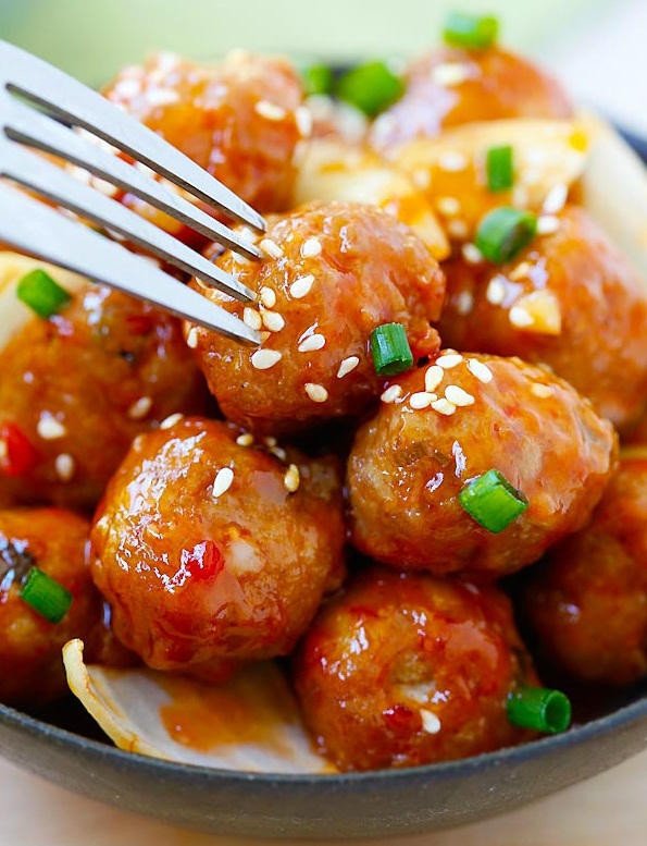 Thịt viên sốt chua ngọt nóng hổi, hấp dẫn trên đĩa