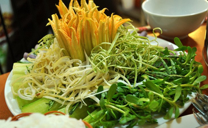 Thịt vịt đã chặt miếng được ướp gia vị chuẩn bị nấu lẩu vịt om sấu