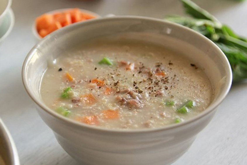 Thịt vịt đã chế biến, cắt nhỏ sẵn sàng để làm món cháo vịt yến mạch cho bé 8 tháng