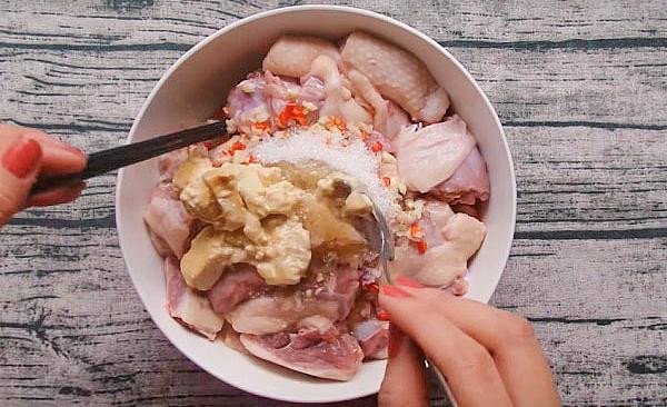 Thịt vịt đang được ướp chao thấm vị