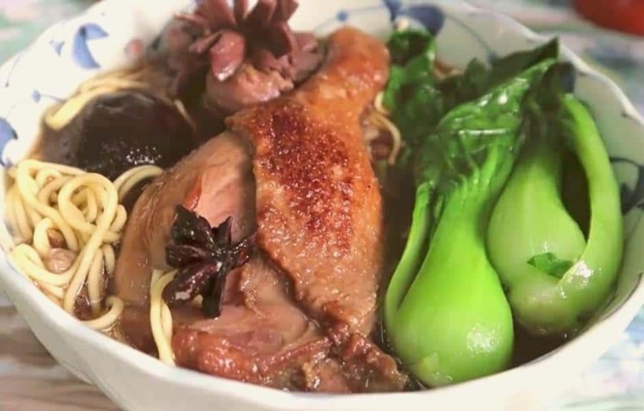 Thịt vịt mềm ngon trong món mì vịt tiềm thuốc bắc