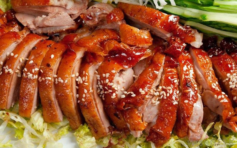 Thịt vịt quay vàng óng hấp dẫn