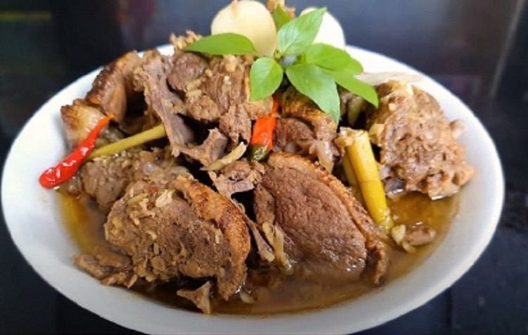 Thịt vịt sau khi thui vàng để nấu giả cầy