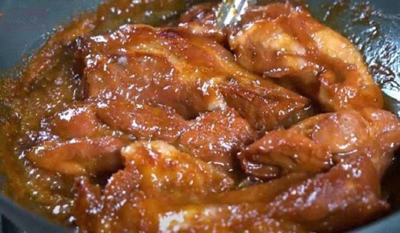 Thịt xá xíu rim vàng nâu óng ả, đậm đà, sẵn sàng để thưởng thức