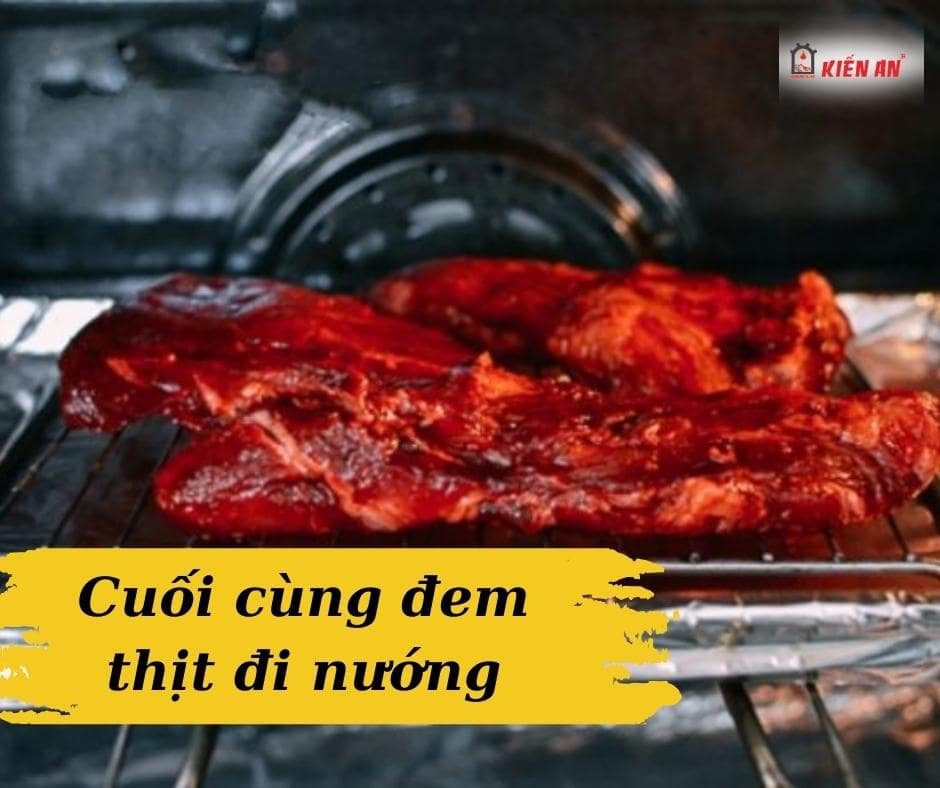 Thịt xá xíu vừa nướng xong, màu sắc hấp dẫn