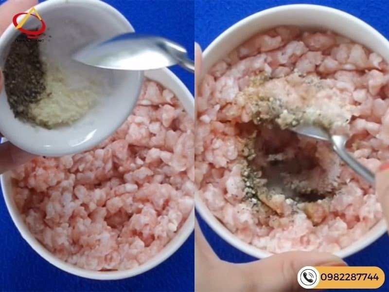 Thịt xay đang được ướp gia vị đậm đà