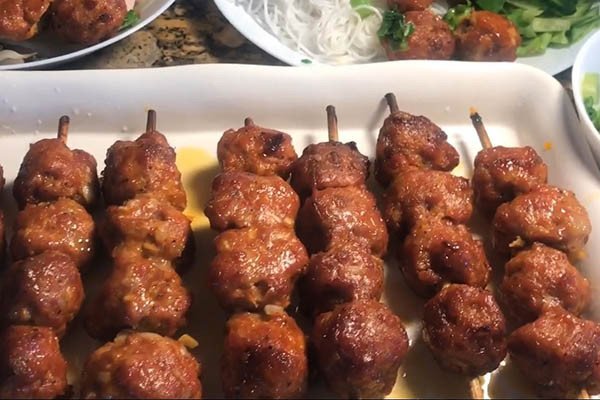 thịt xay xiên nướng chế biến bằng nồi chiên không dầu hấp dẫn