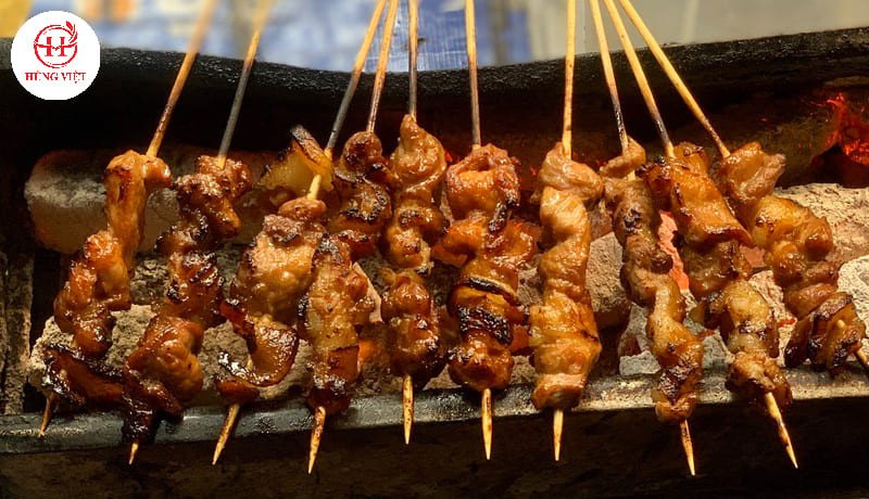 Thịt xiên nướng đường phố nóng hổi, là món ăn vặt được nhiều người yêu thích