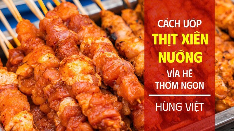 Thịt xiên nướng vỉa hè được ướp kỹ lưỡng với màu sắc hấp dẫn trước khi nướng
