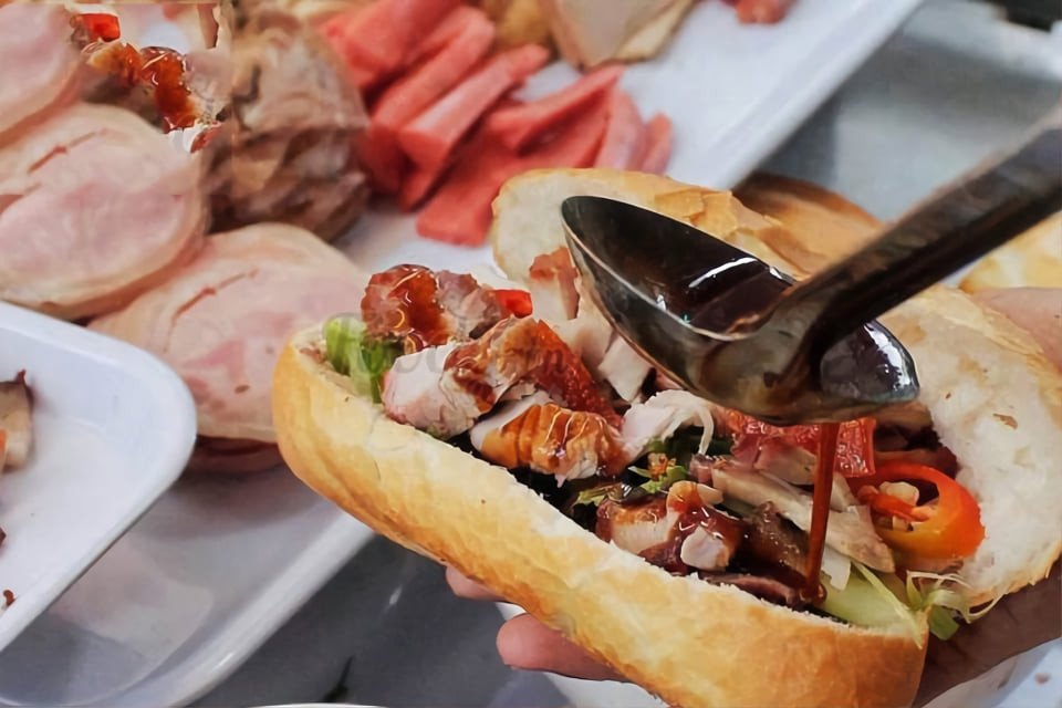Thịt xíu mại hấp dẫn trong tô, sẵn sàng cho bánh mì