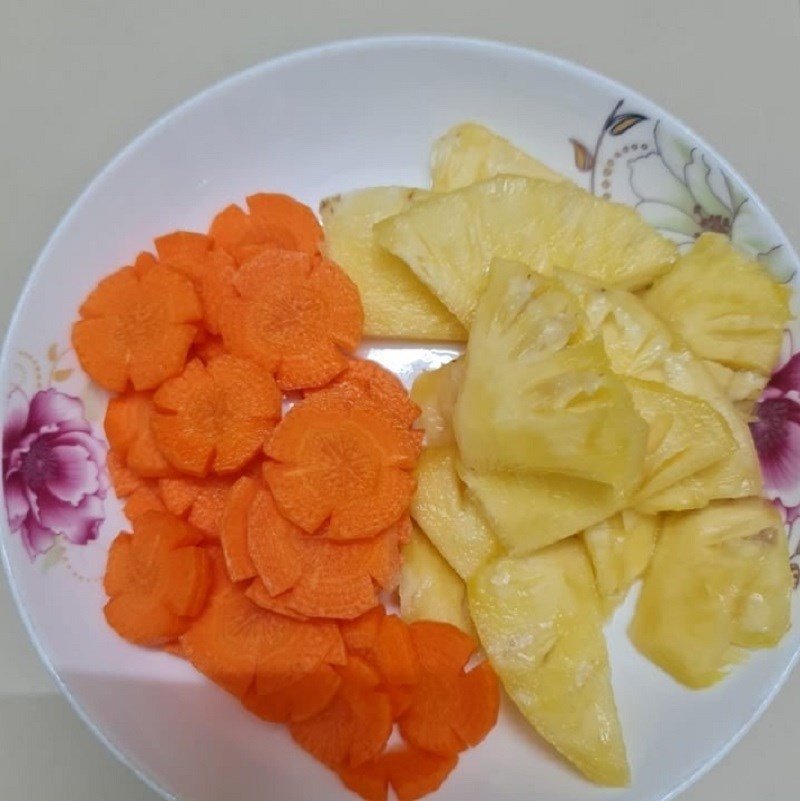 Thơm đã gọt vỏ và thái múi cau sẵn sàng chế biến