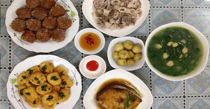 Thực đơn bữa cơm gia đình với cá thu rim, canh ngao và đậu phụ