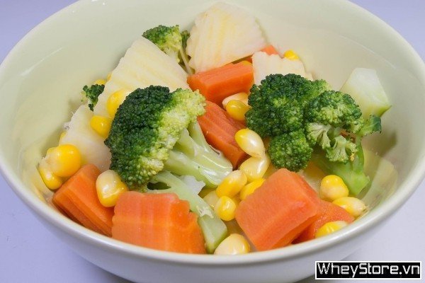 Thực đơn chay lành mạnh với đậu phụ sốt cà chua, cơm gạo lứt và đĩa rau luộc tươi ngon, bổ sung năng lượng cho người ăn kiêng