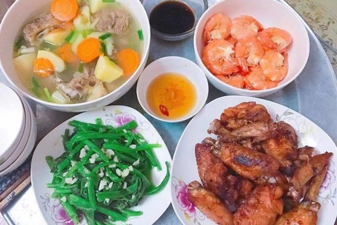Thực đơn cơm gia đình với cánh gà chiên nước mắm và tôm hấp dừa