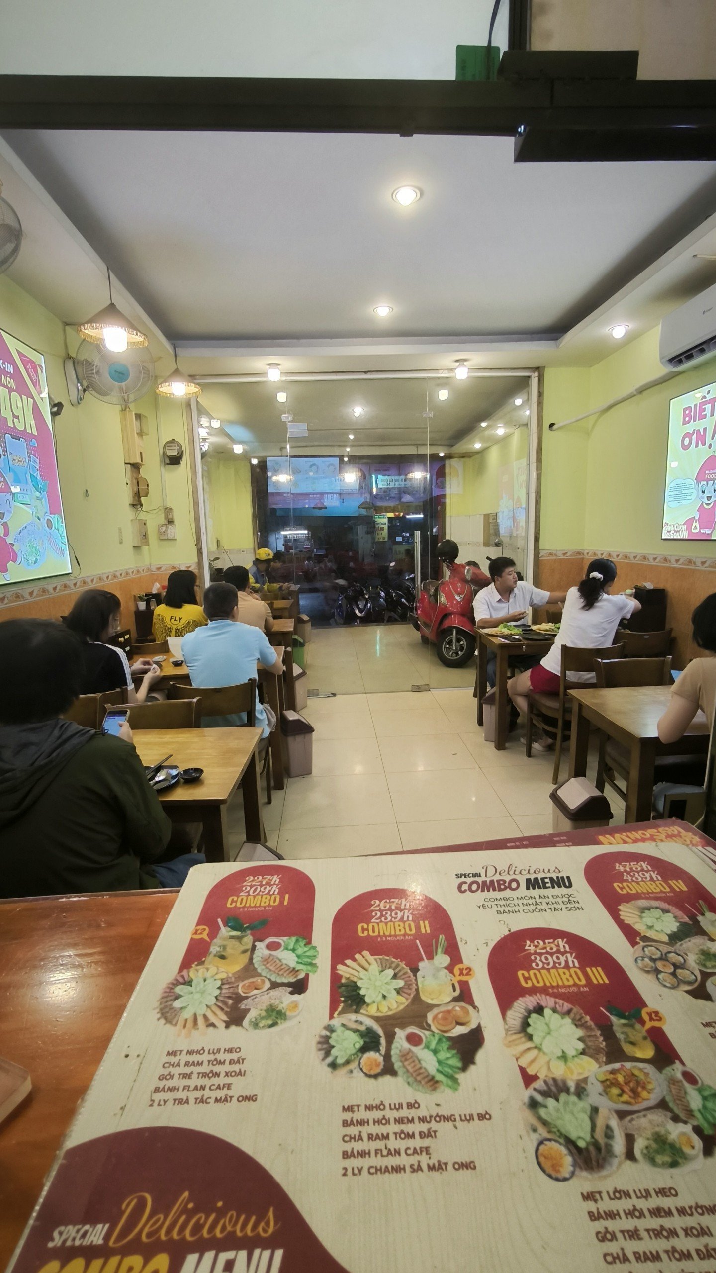 Thực đơn đa dạng với bánh cuốn Tây Sơn và không gian ăn uống sạch sẽ, thoải mái