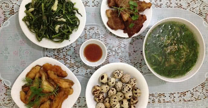 Thực đơn gia đình với thịt nướng BBQ, trứng cút luộc và rau muống xào tỏi