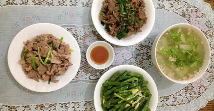 Thực đơn hàng ngày: bò xào cần tỏi, đậu quả xào tỏi và thịt xào hành