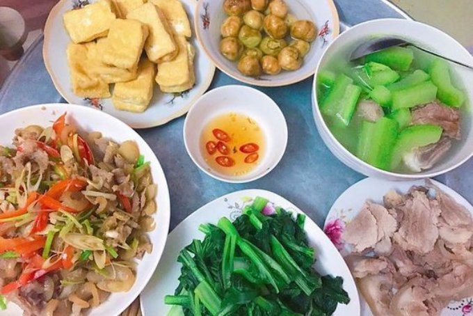Thực đơn hàng ngày: thịt chân giò luộc, đậu phụ chiên giòn, bò xào sả ớt