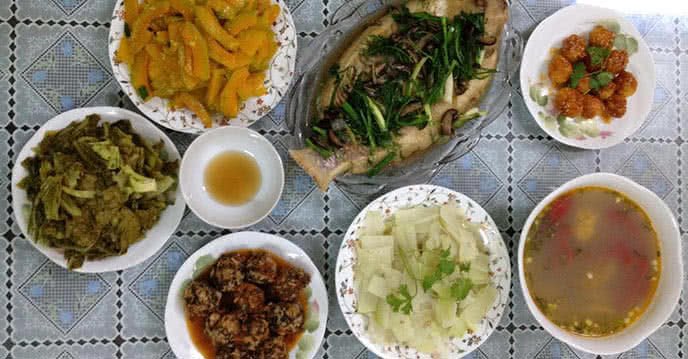 Thực đơn hàng ngày với trứng cút sốt chua ngọt, cá điêu hồng hấp và thịt viên nấm